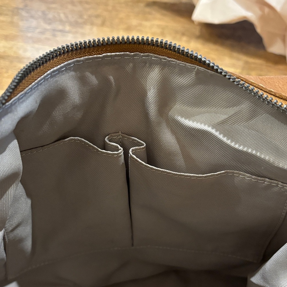 American Leather Co. Tan Shoulder Hobo Bag. Soft Leather. Organization Pockets. - Picture 8 of 15